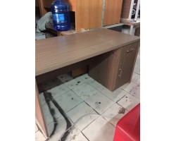 THANH LÝ BÀN LÀM VIỆC NÂU ĐỎ 150x70 CÓ HỘC KHÓA